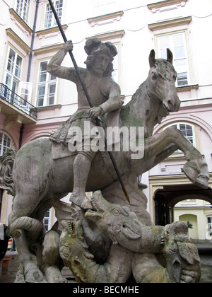 St. Georg und der Drache-Brunnen auf dem 18. C Primaten Haus (Rathaus) Bratislva, Slowakei Stockfoto