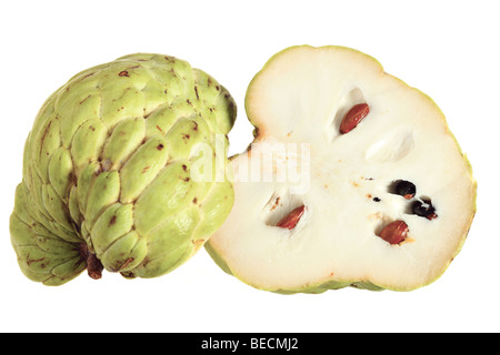 Eine Custard Apple oder Zucker Apfel, in Scheiben geschnitten in Hälfte zeigen sowohl innen als auch außen, isoliert auf weiss. SP-Annona Squamosa. Stockfoto