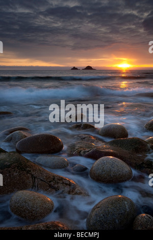 Sonnenuntergang am Porth Nanven an der Küste von North Cornish Stockfoto