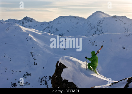 Freestyle-Skifahrer auf dem Weg zu einem downhill Ski laufen, Hochfuegen Zillertal Valley, Nord-Tirol, Österreich, Europa Stockfoto