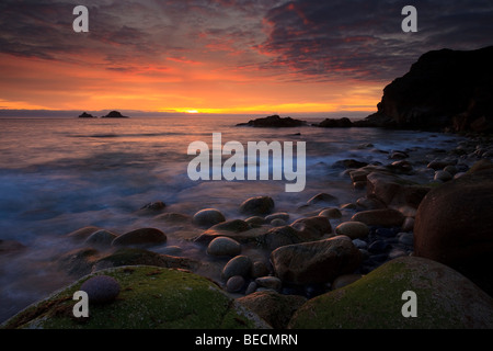 Sonnenuntergang am Porth Nanven an der Küste von North Cornish Stockfoto