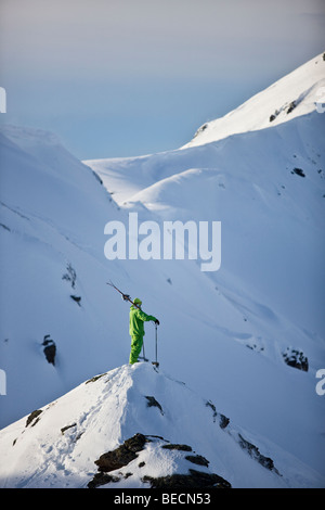 Freestyle-Skifahrer auf dem Weg zu einer Skiabfahrt, Hochfügen, Zillertal Tal, Nord-Tirol, Österreich, Europa Stockfoto