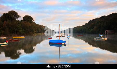 Sonnenaufgang über dem ruhigen See in Rudyard, Nr. Lauch, in Staffordshire Stockfoto