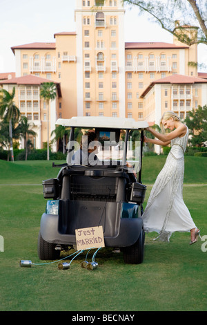 Brautpaar in einem Golfwagen Biltmore Golf Course, Biltmore Hotel in Coral Gables, Florida, USA Stockfoto