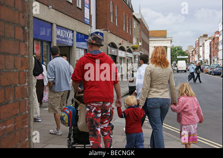 Menschen beim Einkaufen in Chichester City Center West Sussex Stockfoto