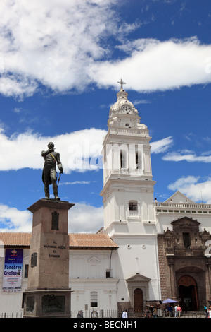 Statue von Marshall Sucre und Kirche Santo Domingo, Quito, Ecuador Stockfoto