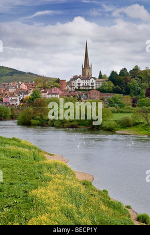 Stadt der Ross-on-Wye in Herefordshire mit Kirchturm und River Wye im Vordergrund. Stockfoto