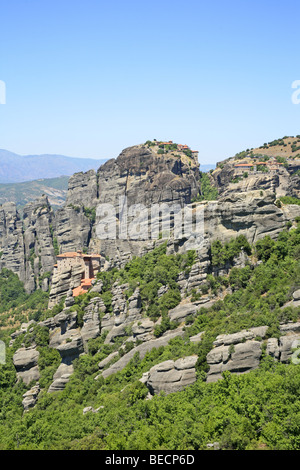 die Klöster Roussanou, große Meteora (Megalo Meteoron Metamorphose) und Varlaam an den Meteora-Felsen, Thessalien, Griechenland Stockfoto