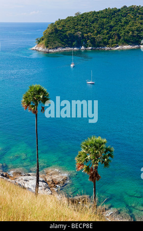 Küste am Nai Harn Beach-Blick von Ko Mann Insel Phuket Island Southern Thailand Südostasien Stockfoto