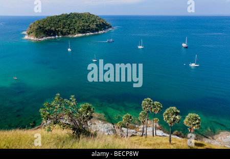 Küste am Nai Harn Beach-Blick von Ko Mann Insel Phuket Island Southern Thailand Südostasien Stockfoto