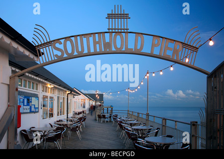 Dämmerung Southwold Stadt viktorianischen Pier bei Nacht Suffolk County England UK Stockfoto