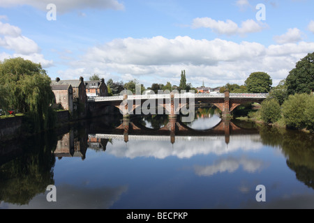 Buccleuch Street Bridge spiegelt sich im Fluss Nith Dumfries Schottland September 2009 Stockfoto