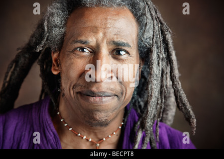 Lächelnder afrikanischen Mann mit dreadlocks Stockfoto