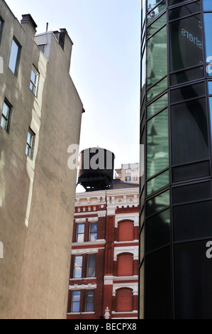 Alte und neue Downtown Architektur Details, Wasserturm auf Altbau Stockfoto