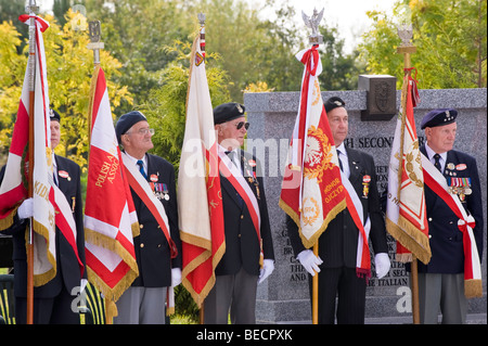 Die polnischen Streitkräfte Denkmal Enthüllung Zeremonie durch seine königliche Hoheit der Herzog von Kent, KG. Das National Memorial Arboretum, Staffordshire Stockfoto