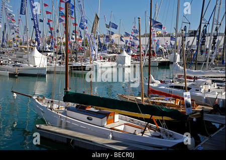 Segelyachten vor Anker im Grand Pavois international Boat show La Rochelle, Frankreich. Stockfoto