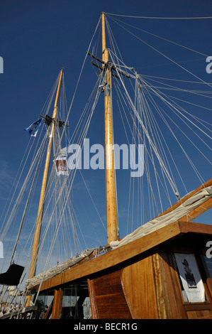 Alte traditionelle hölzerne geschälten Segelyacht vor Anker in der Grand Pavois international Boat Show in La Rochelle, Frankreich. Stockfoto