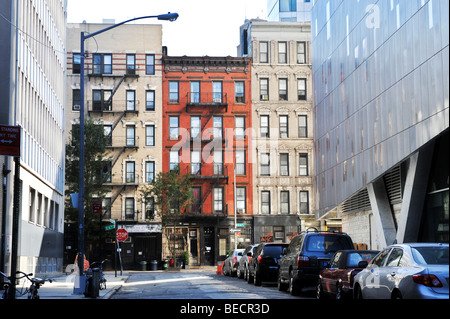 Blick auf East 6th Street, New York City, Kontrast von neu- und Altbauten Stockfoto