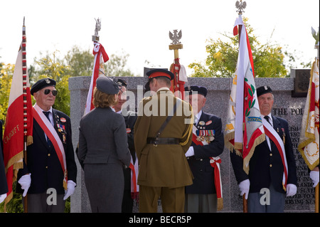 Die polnischen Streitkräfte Denkmal Enthüllung Zeremonie durch seine königliche Hoheit der Herzog von Kent, KG. Das National Memorial Arboretum, 19.09.2009 Stockfoto