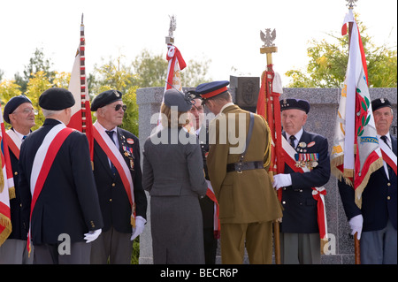 Die polnischen Streitkräfte Denkmal Enthüllung Zeremonie durch seine königliche Hoheit der Herzog von Kent, KG. Das National Memorial Arboretum, 19.09.2009 Stockfoto