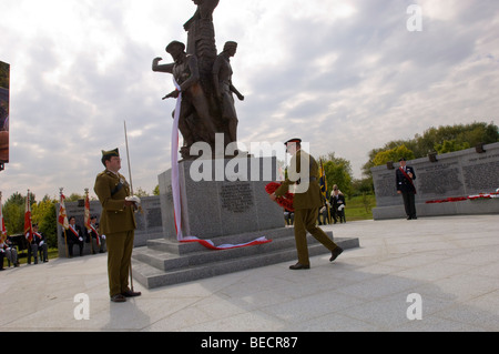 Die polnischen Streitkräfte Denkmal Enthüllung Zeremonie durch seine königliche Hoheit der Herzog von Kent, KG. Das National Memorial Arboretum, 19.09.2009 Stockfoto