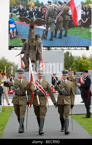 Die polnischen Streitkräfte Denkmal Enthüllung Zeremonie durch seine königliche Hoheit der Herzog von Kent, KG. Das National Memorial Arboretum, 19.09.2009 Stockfoto