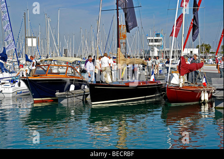 Hölzerne geschälten Segelyachten vor Anker in der Grand Pavois international Boat Show in La Rochelle, Frankreich. Stockfoto