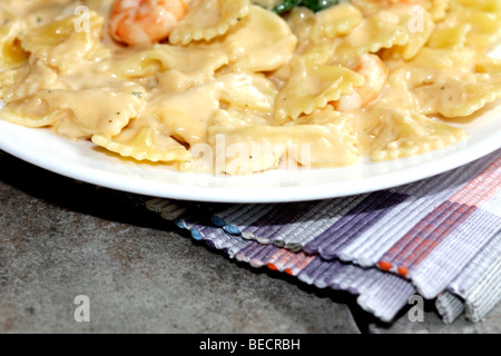 Im italienischen Stil King Prawn Pasta mit cremigen Champagne Soße und Salat mit Keine Personen Stockfoto