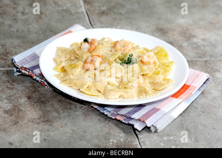 Im italienischen Stil King Prawn Pasta mit cremigen Champagne Soße und Salat mit Keine Personen Stockfoto