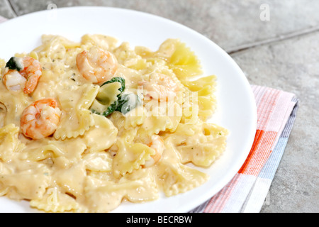 Im italienischen Stil King Prawn Pasta mit cremigen Champagne Soße und Salat mit Keine Personen Stockfoto