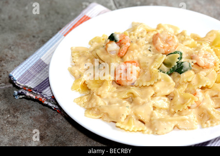 Im italienischen Stil King Prawn Pasta mit cremigen Champagne Soße und Salat mit Keine Personen Stockfoto