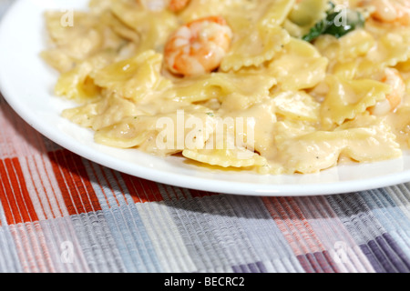 Im italienischen Stil King Prawn Pasta mit cremigen Champagne Soße und Salat mit Keine Personen Stockfoto