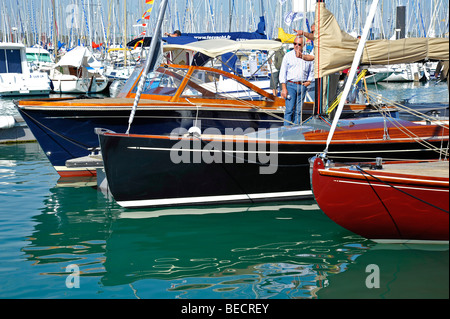 hölzerne geschälten Luxusjachten vertäut am Grand Pavois international Boat show in La Rochelle, Frankreich. Stockfoto