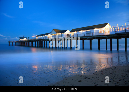 Dämmerung Southwold Stadt viktorianischen Pier bei Nacht Suffolk County England UK Stockfoto