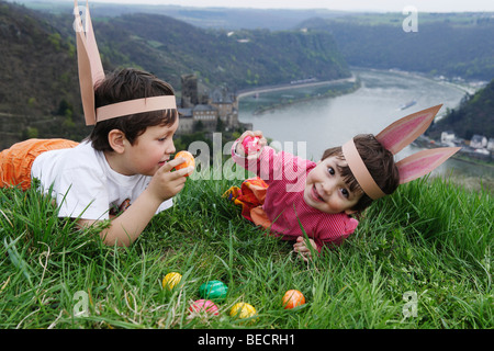 Kinder, die auf der Suche nach Ostereiern am Rhein oberhalb der Loreley, Patersberg, Rheinland-Pfalz, Deutschland, Europa Rock Stockfoto