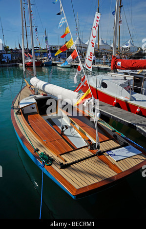 hölzerne geschälten Segelyachten vor Anker in der Grand Pavois international Boat Show in La Rochelle, Frankreich Stockfoto