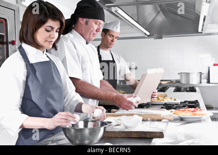 Weibliche und ein männlicher Koch in der Küche Stockfoto
