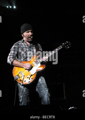 The Edge, Gitarrist der irischen Rockband U2, tritt bei FedEx Field während U2 360 Tour. Stockfoto