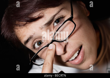 Porträt einer Frau, die ihre Brille anpassen Stockfoto