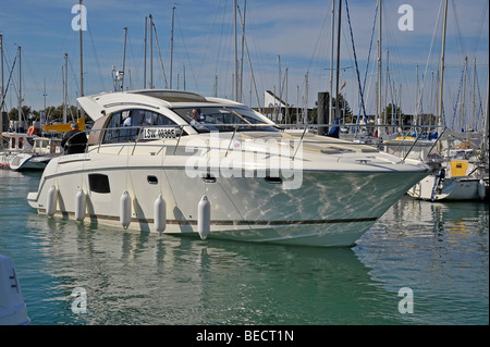 Luxus-Yacht in der Grand Pavois international Boat Show in La Rochelle, Frankreich. Stockfoto