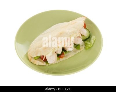 Pitta-Brot mit Hähnchen, Krautsalat und Salat Stockfoto