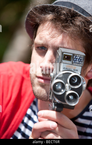 Funky suchen männliche mit 16mm-Kamera. Stockfoto