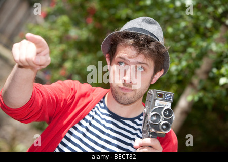 Funky suchen männliche mit 16mm-Kamera. Stockfoto