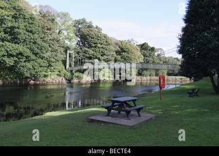 Picknick-Tisch neben Fußgänger Fußgängerbrücke über River Cree Newton Stewart September 2009 Stockfoto