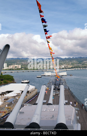 USS Arizona Memorial von Flying Bridge von der USS Missouri (Pearl Harbor, Hawaii, USA) Stockfoto