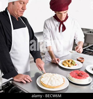 Zwei Köche kochen in der Küche Stockfoto