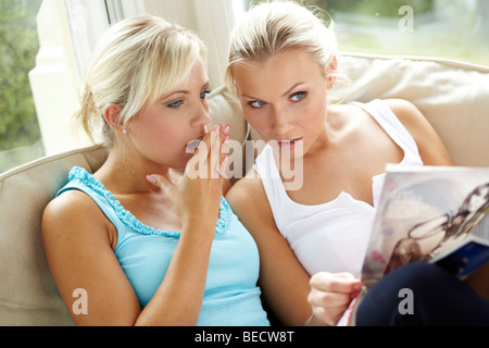 2 Mädchen lesen Zeitschriften Stockfoto