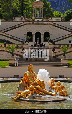 Vergoldete Brunnenskulptur im Schlossgarten, Monopterus zurück, Schloss Linderhof Schloss, Linderhof, Bayern, Oberbayern Stockfoto