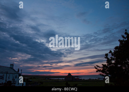 Sonnenaufgang am Schloss in Lindisfarne Holy Island UK Northumberland. blauer Himmel Twilight 97033 Lindisfarne Burg Stockfoto