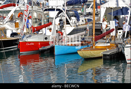 Hölzerne geschälten Segelyachten vor Anker in der Grand Pavois international Boat Show in La Rochelle, Frankreich. Stockfoto